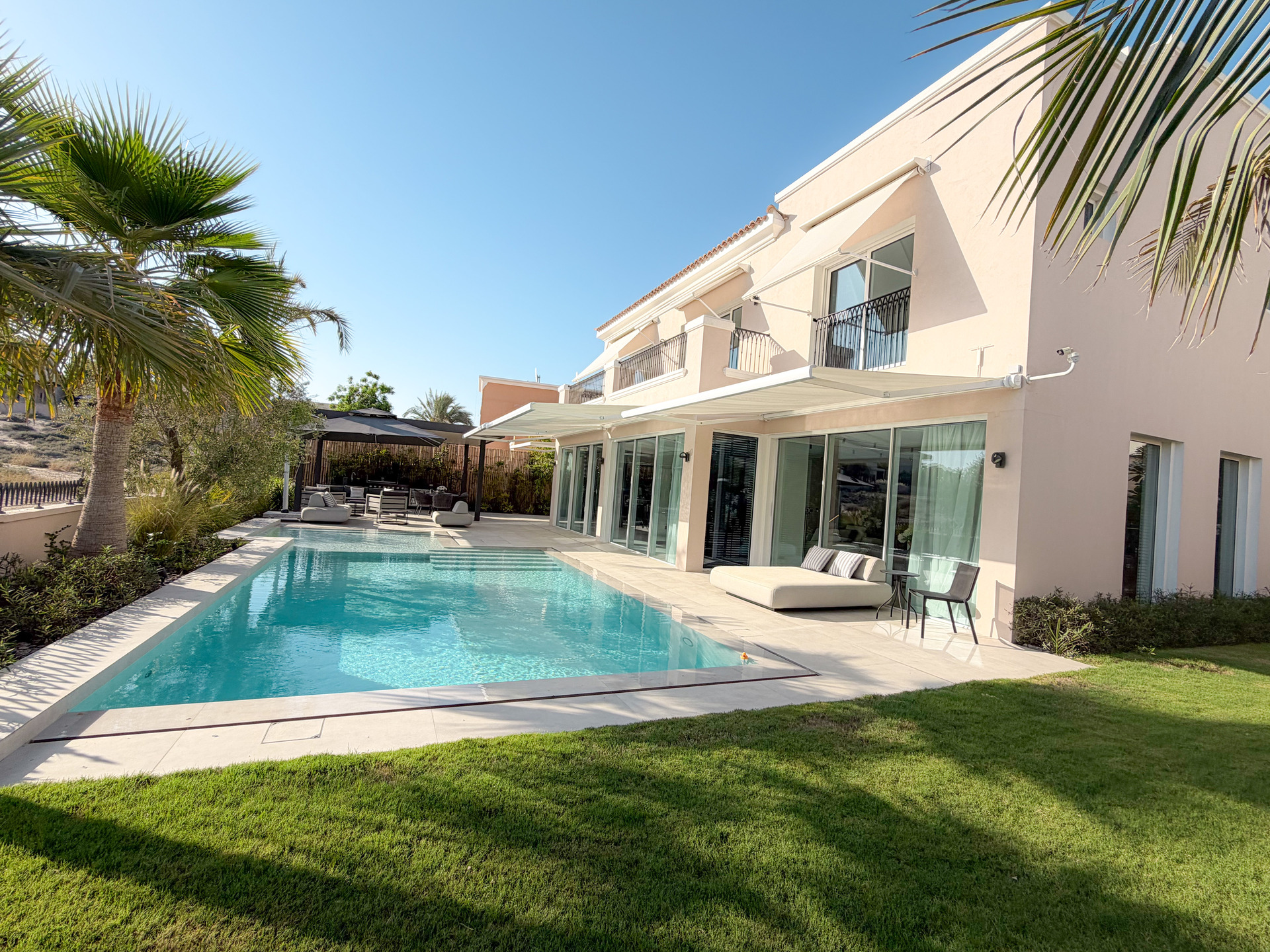 Villa Arabian Ranches Mirador – Pool und Garten